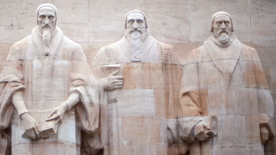 Das Reformationsdenkmal in Genf. Vier Statuen, die die Reformatoren de Bèze, Calvin, Farel und Knox darstellen.