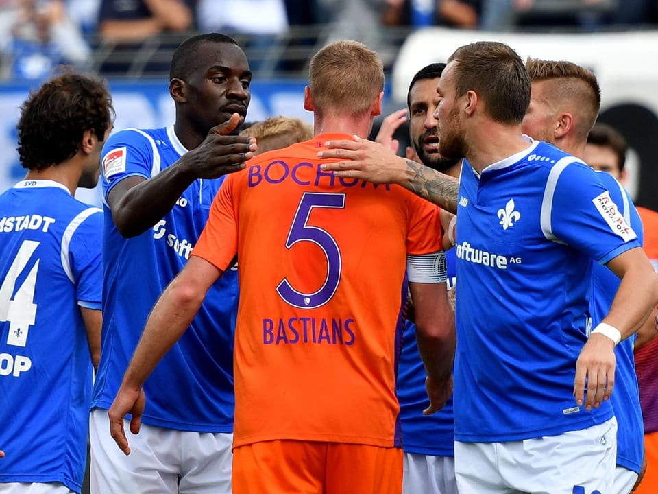 Bochum-Captain umzingelt von Darmstadt-Spielern.