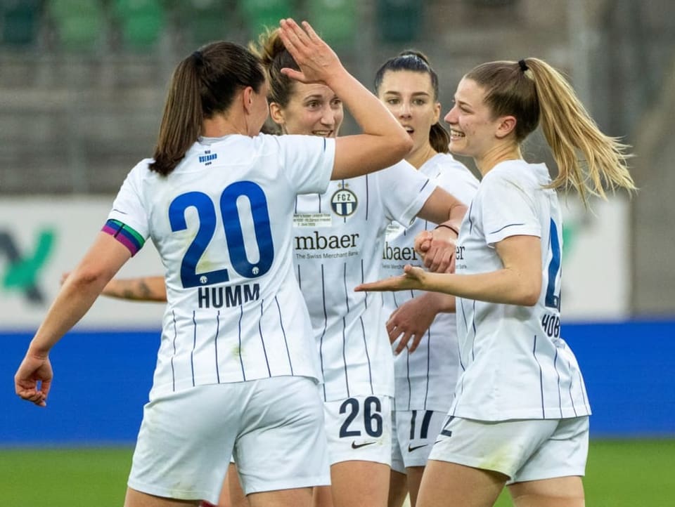 Jubelnde Spielerinnen des FC Zürich.