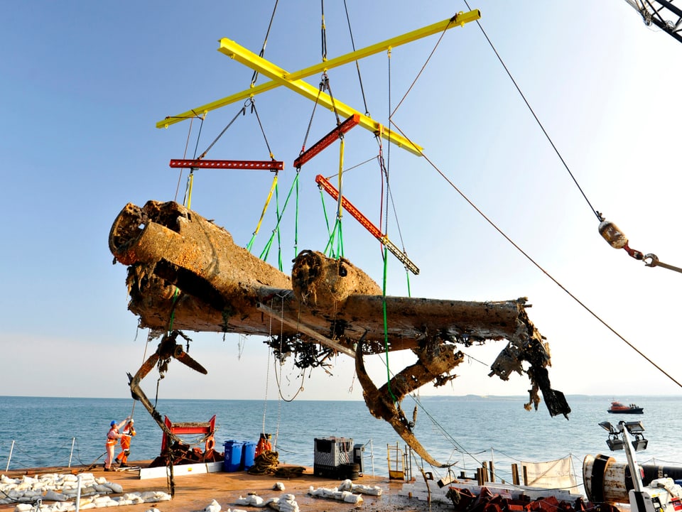 AAm 10. Juni 2013 heben Fachleute vor der südöstlichen Küste von England die Überreste eines Dornier- 17-Bombers, der im Zweiten Weltkrieg abgestürzt war.