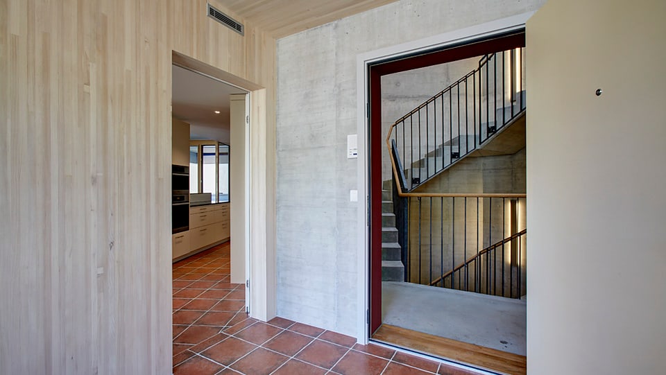 Auch im Innenbereich des Hauses dominieren Holz, Sichtbeton und Ton.