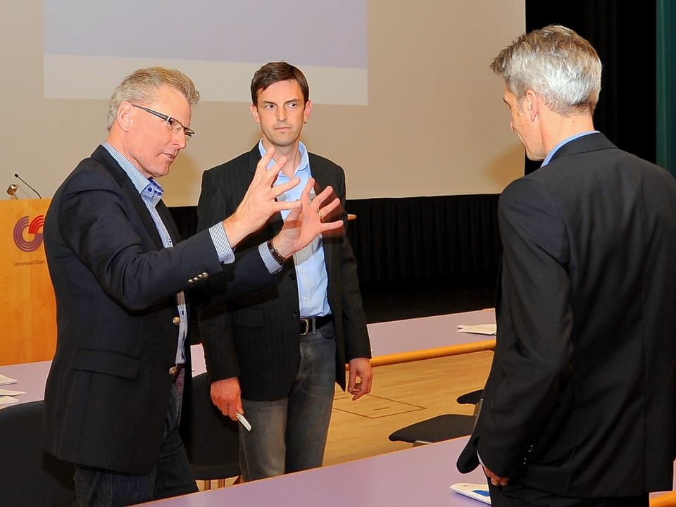 Heinz Tännler (links) diskutiert an einem Podium in Cham. 