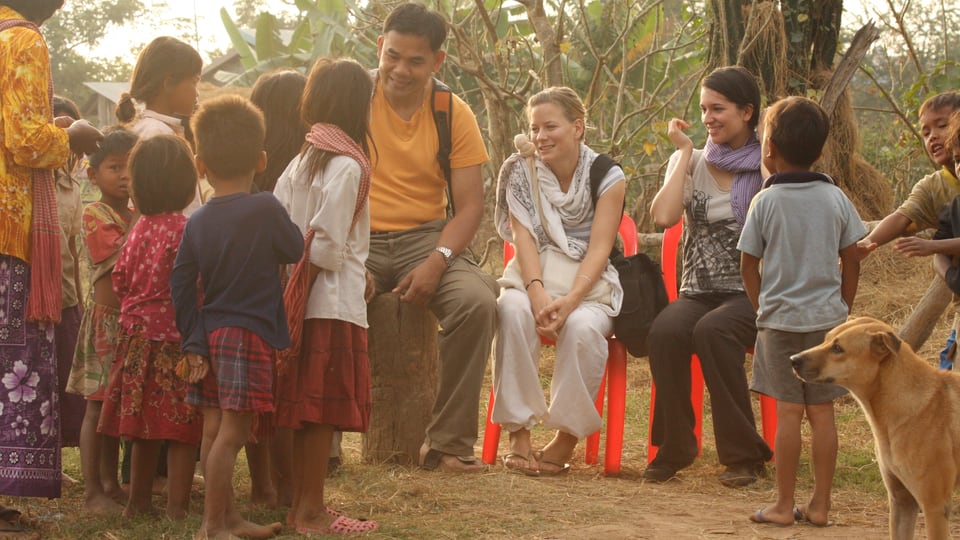 Khom Phy, Andrea Jansen und Amira Hamami in einer Drehpause mit den Dorfkindern.