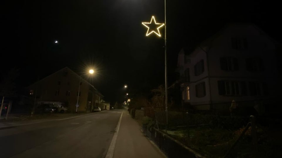 Leuchtender Stern an Strasse