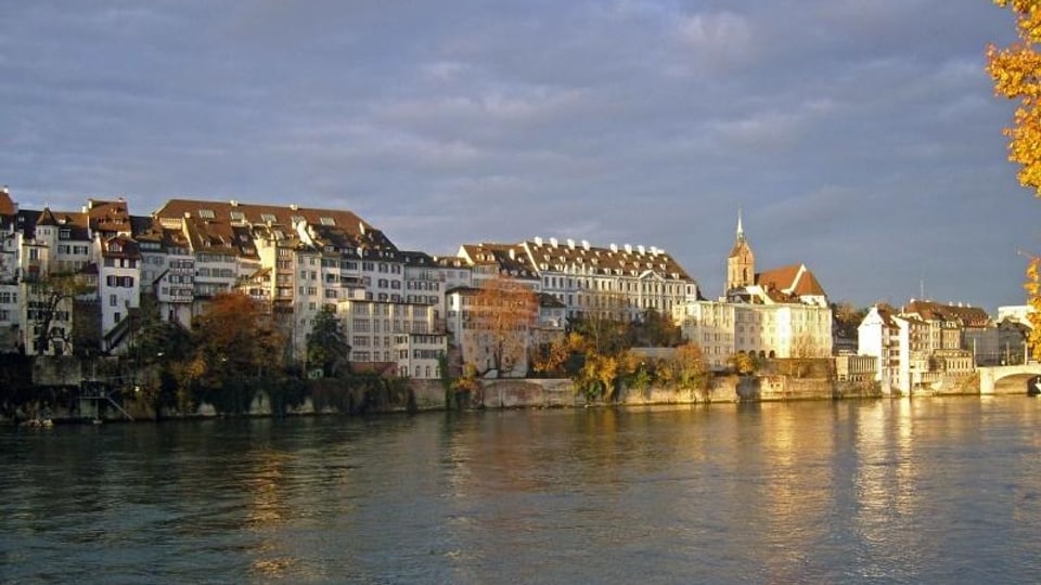 Grossbasler Rheinufer in der Abendstimmung, rheinabwärts fotografiert, ganz rechts ein Teil der Mittlereren Brücke.