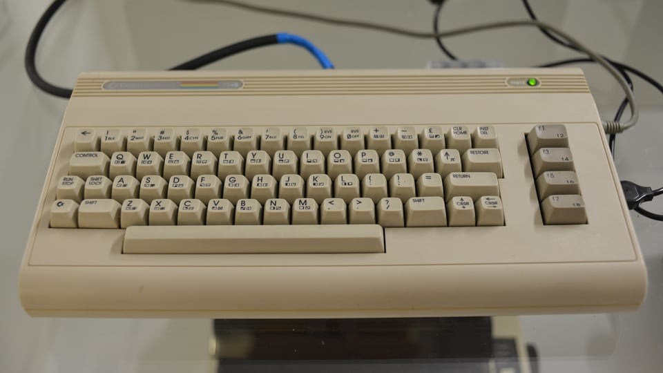 Ein weiss-beiger Commodore 64 der G-Serie.