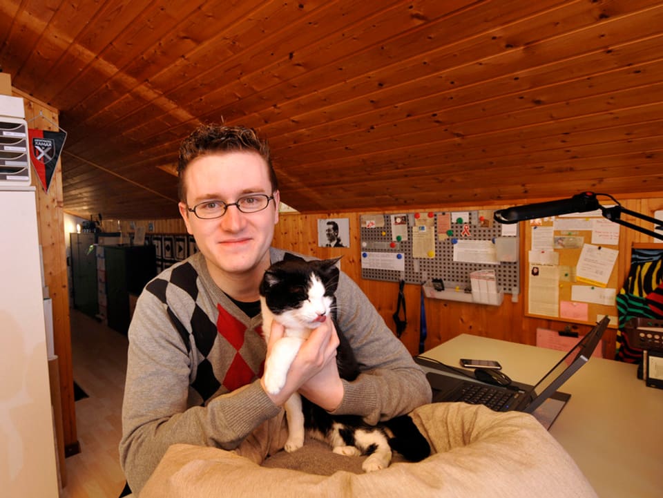 Raphaël Comte mit seiner Katze Cleo.