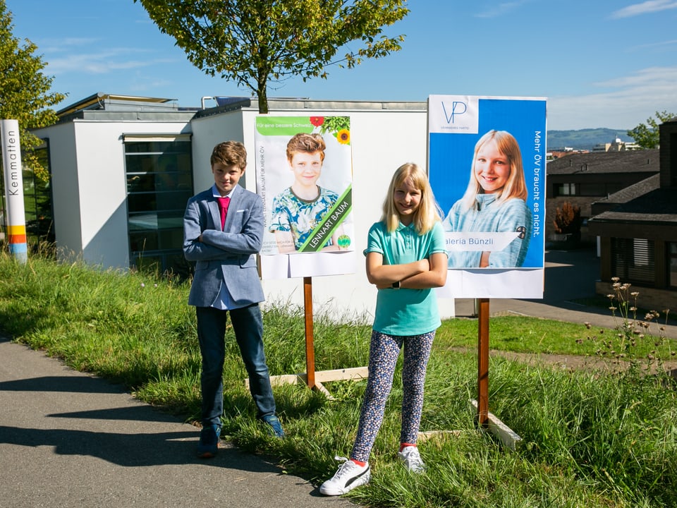 Lennart Baum und Valeria Bünzli machen vor der Wahl Werbung vor ihrem Wahlplakat.