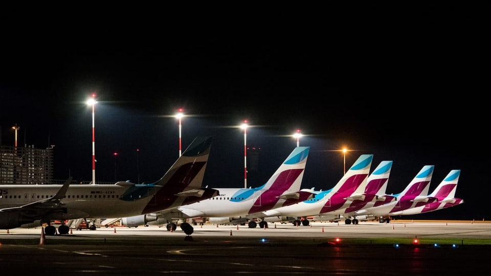 Eurowings-Flugzeuge aufgereiht am Flughafen bei Dunkelheit