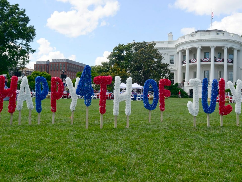 Im Garten des Weissen Hauses stehen in den Nationalfarben Buchstaben zum Satz "Happy 4th of July" gereiht.