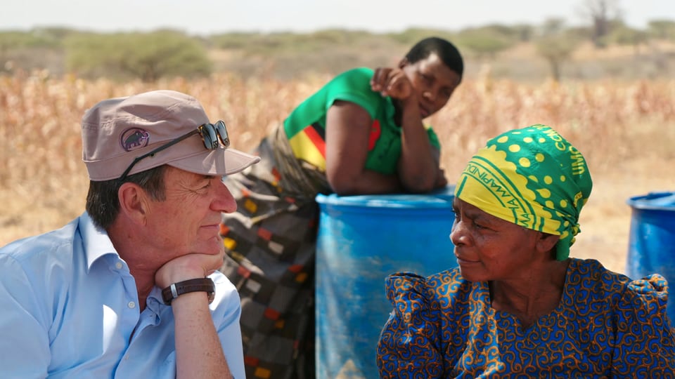Patrick Hohmann spricht mit seinen Baumwollproduzenten in Tansania.