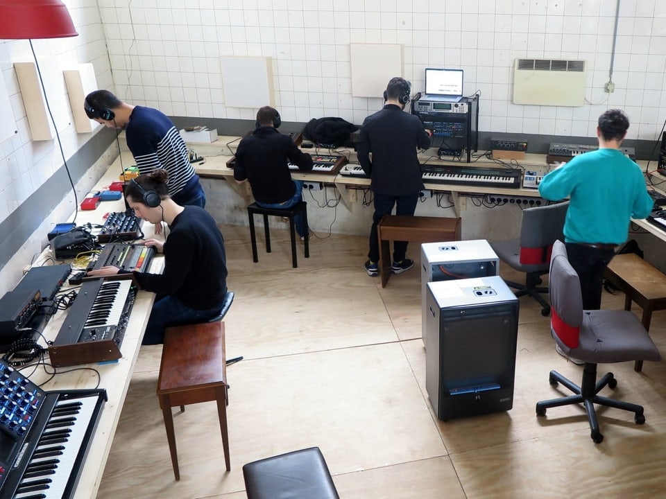 Viele Synthesizer und Musiker.