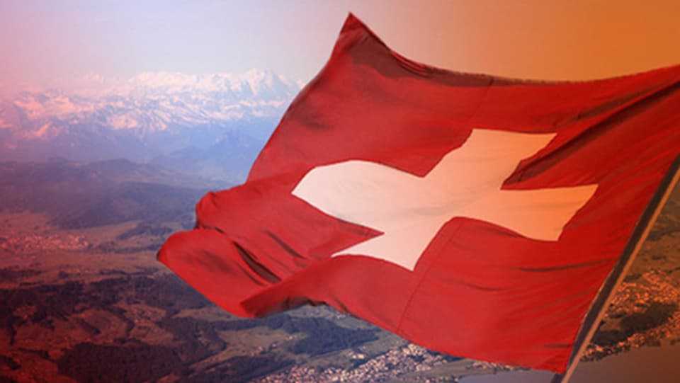Wehende Schweizer Flagge auf Berg