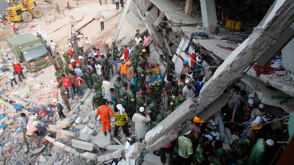 Rettungskräfte vor dem eingestürzten Haus in Bangladesch