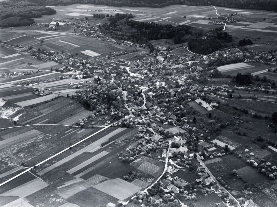 Ein Dorf von oben fotografiert.