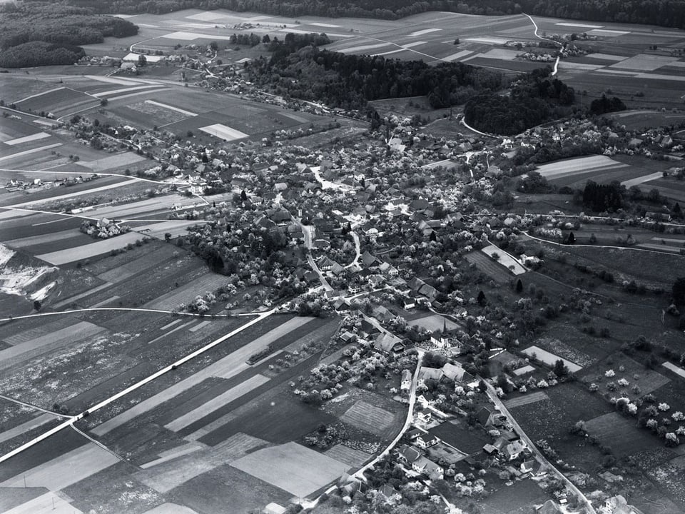 Ein Dorf von oben fotografiert.