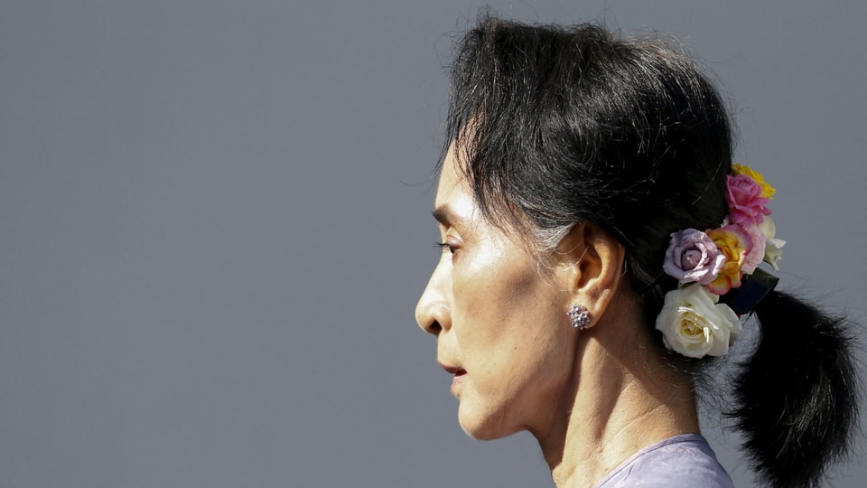 Aung San Suu Kyi geht an eine Pressekonferenz, Bild zeigt nur ihr Gesicht von der Seite.