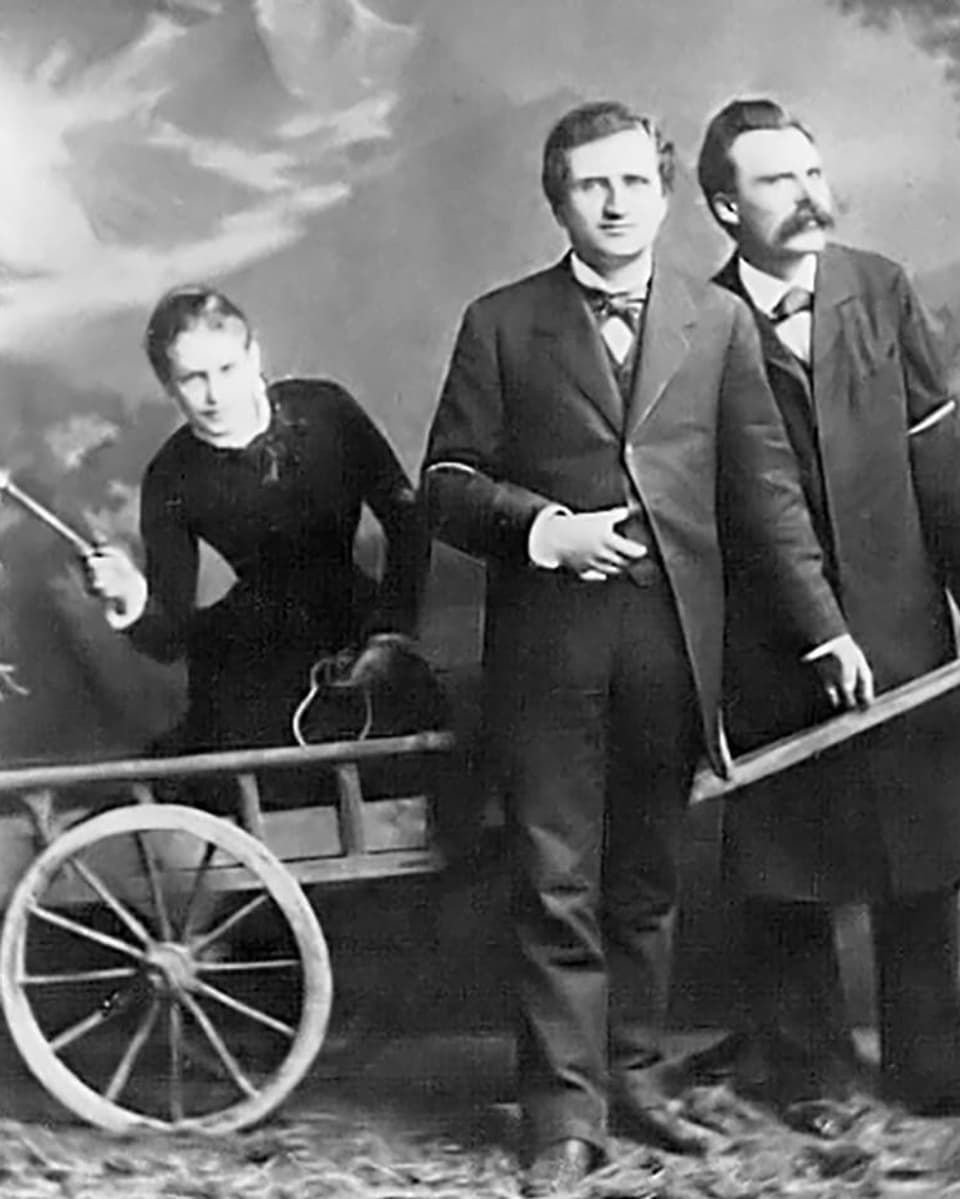 Lou Andreas-Salomé, Paul Rée und Friedrich Nietzsche, sw-Foto vor Bergkulisse