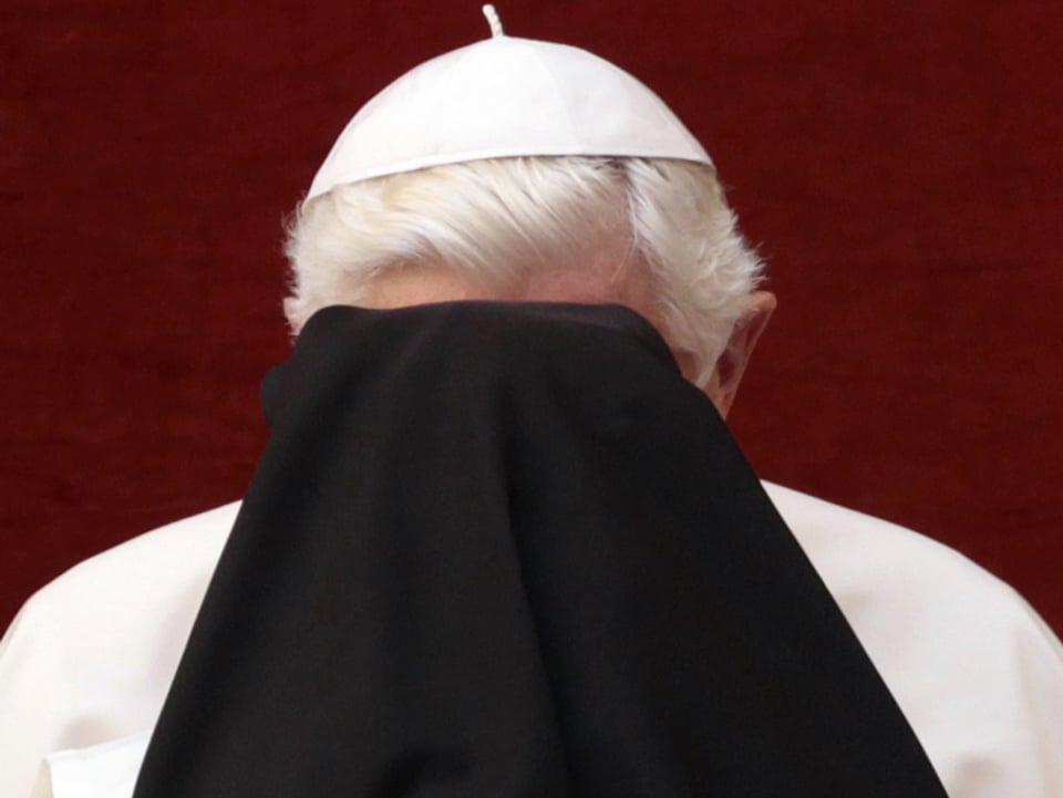 Papst spricht mit einer Nonne