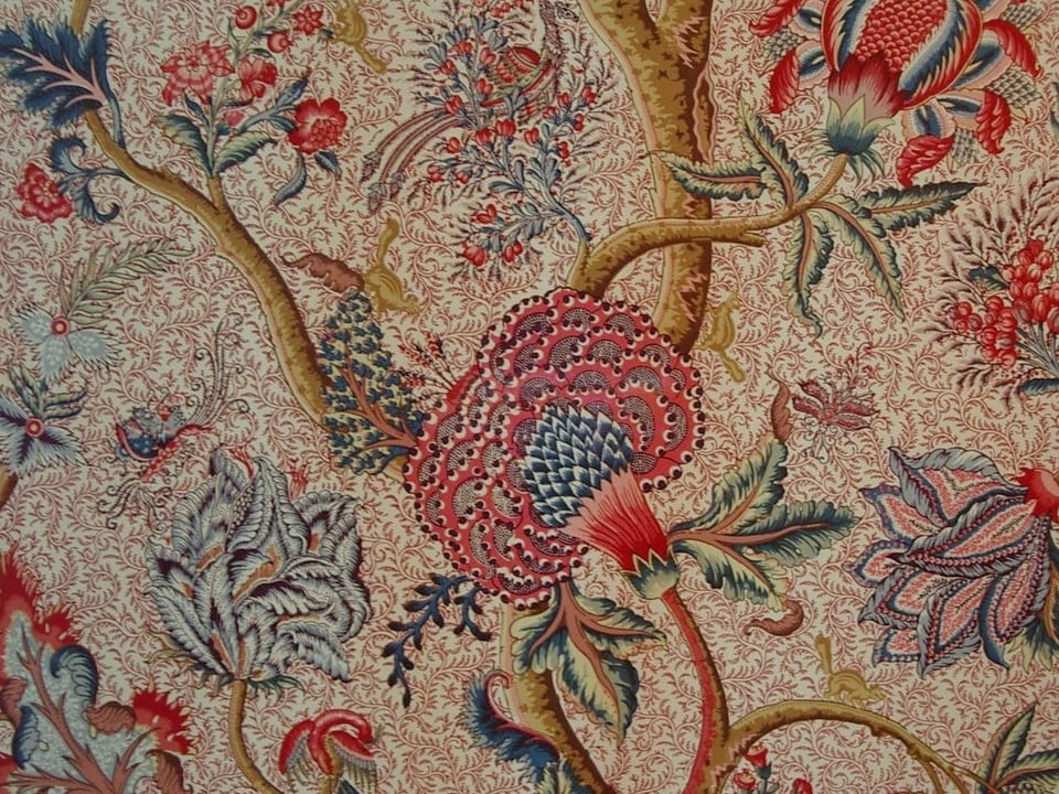 Ein Stoff aus dem 18. Jahrhundert mit kunstvollen Blüten