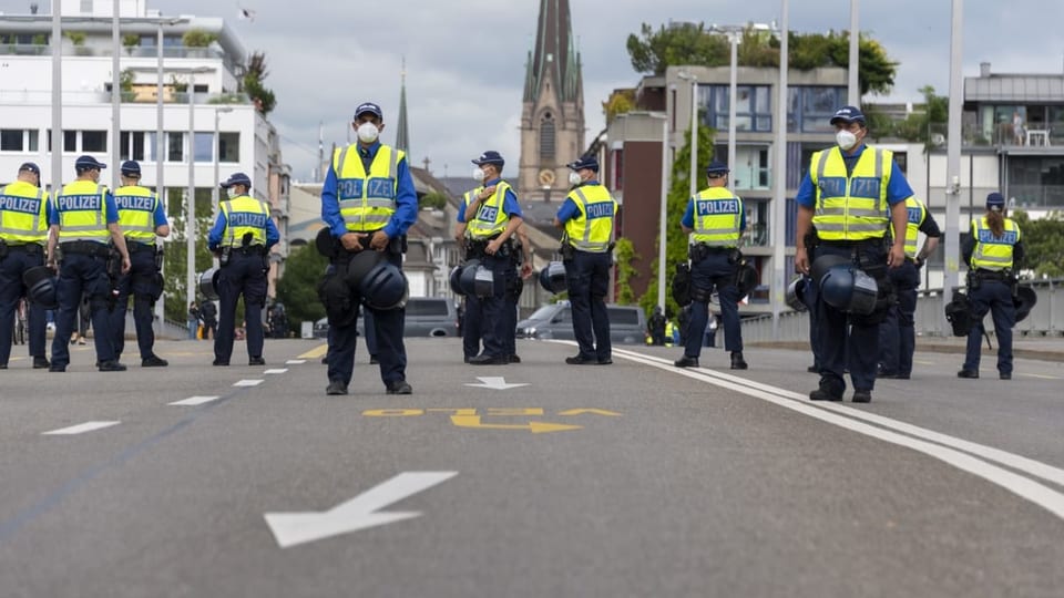 Polizei auf Brücke