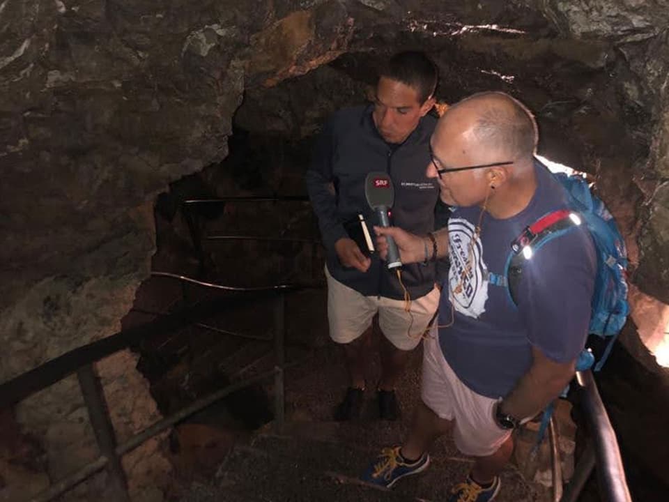 Outdoor-Reporter Marcel Hähni erkundet eine Höhle.
