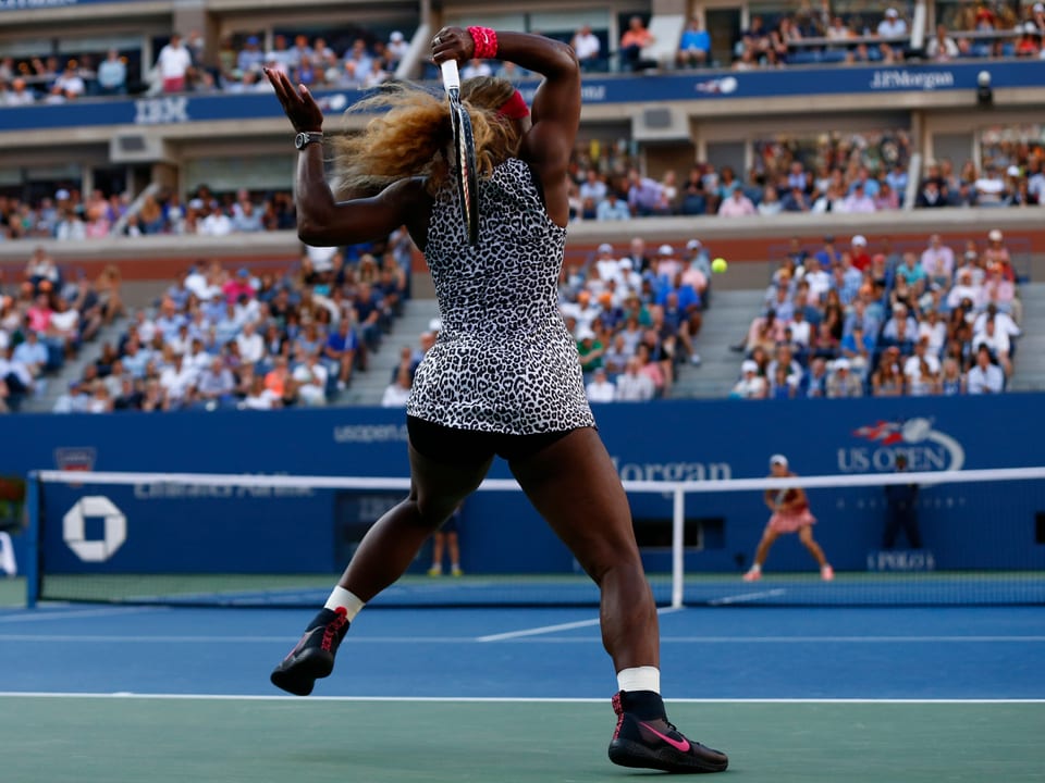 Serena Williams bei einem Tennisspiel.
