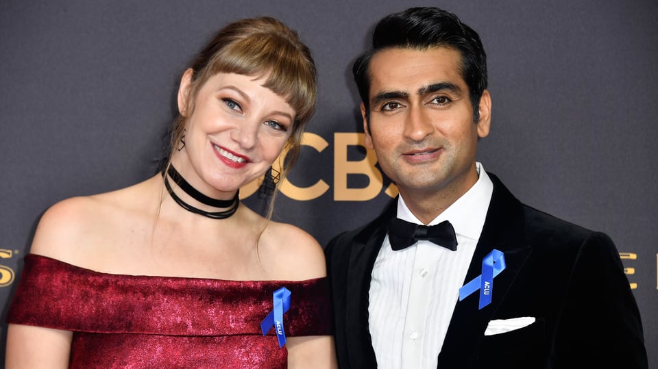 Kumail Nanjiani und Emily V. Gordon posieren für an einer Gala für ein Foto.