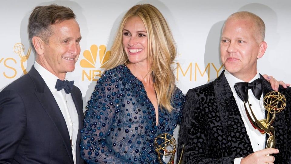 Julia Roberts mit zwei Kollegen bei der Emmy-Verleihung.