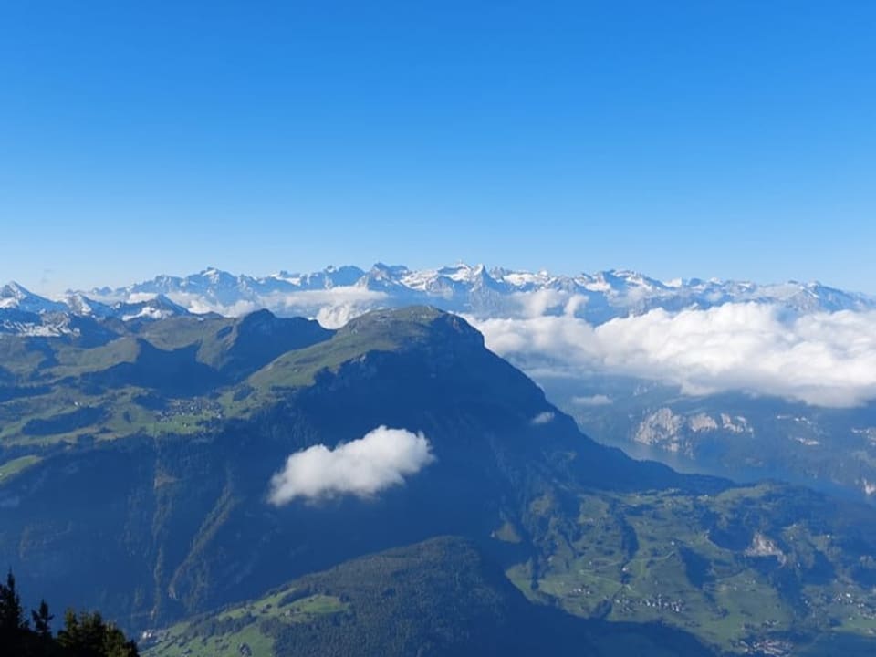 Aussicht auf Berge und etwas Hochnebel vom Grossen Mythen