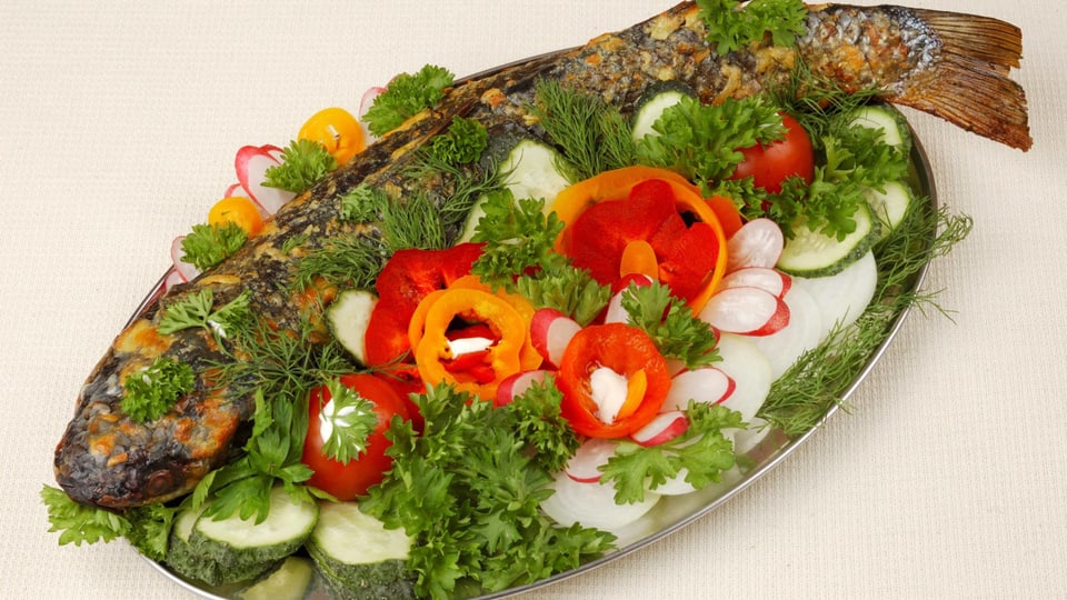 Gegrillter Fisch mit Gemüse.