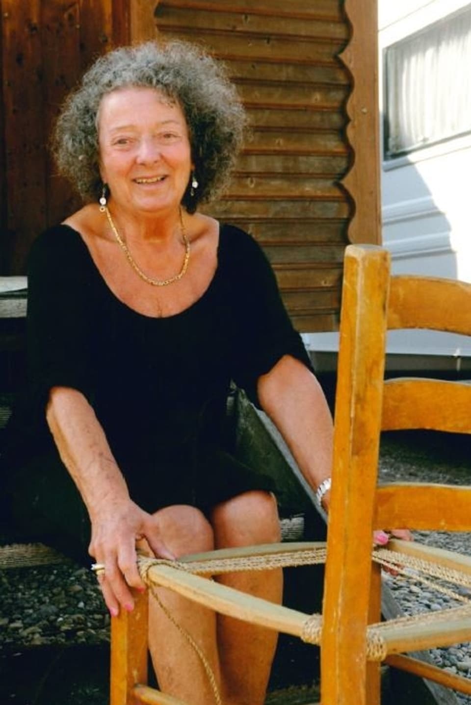 Maria Mehr zeigt an den Kulturtagen, wie ein Stuhl geflickt wird.