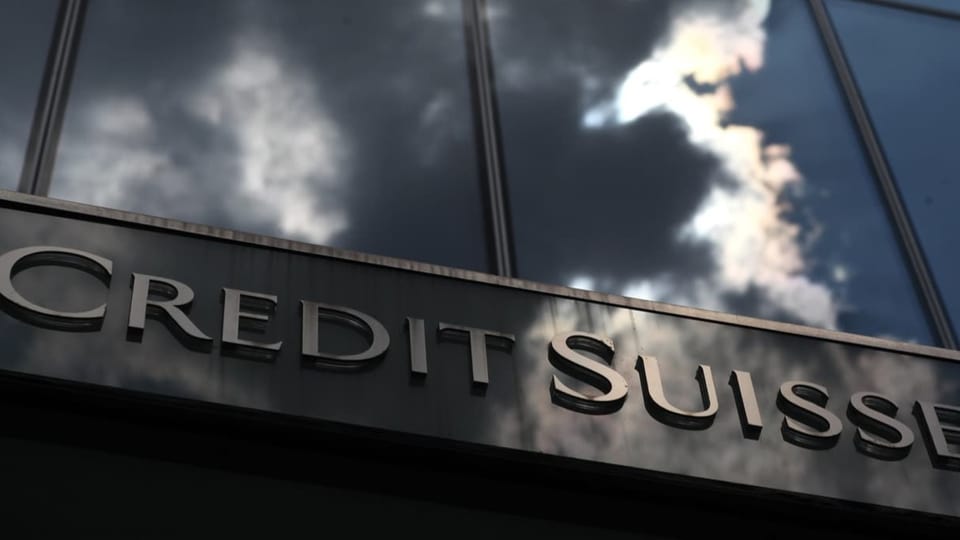 Credit Suisse Schriftzug mit spiegelnden dunkeln Wolchen