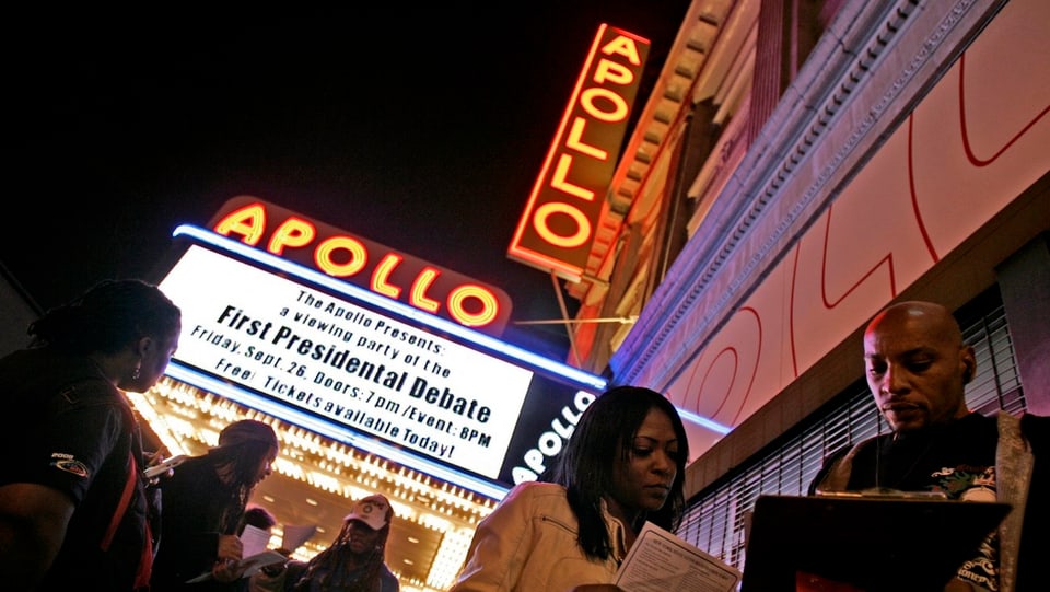 Leute vor dem Apollo Theater in New York.