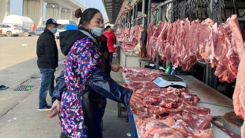 Eine Fleischverkäuferin auf dem neuem Markt.