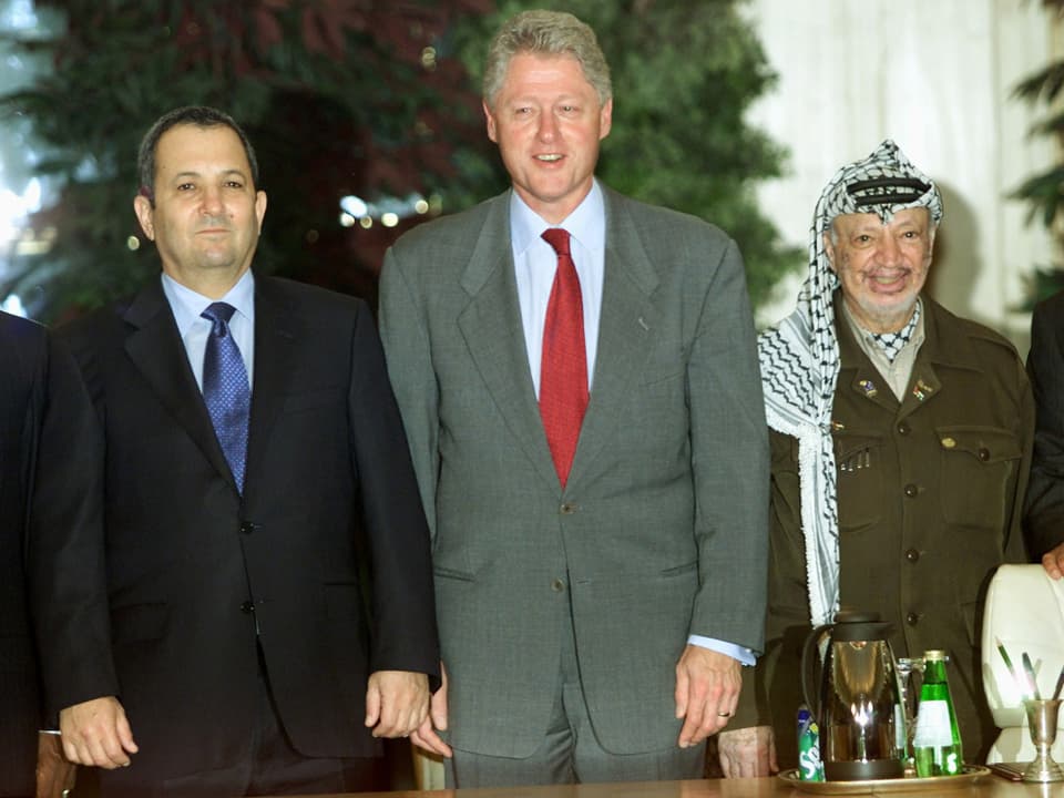 Barak, Clinton und Arafat in einer Reihe stehend.