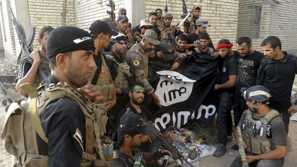 IS-Kämpfer mit Flagge im Irak.