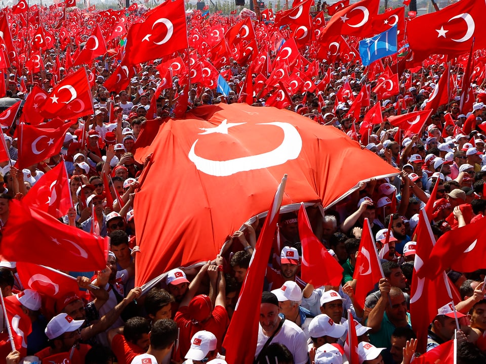 Tausende Menschen schwingen türkische Flaggen