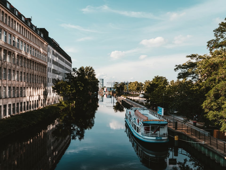 Berlin, Fluss und Flussboot.