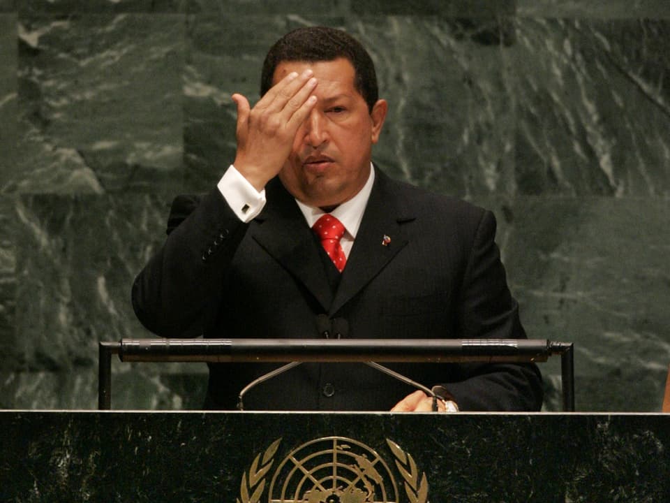 Chavez bekreuzigt sich.