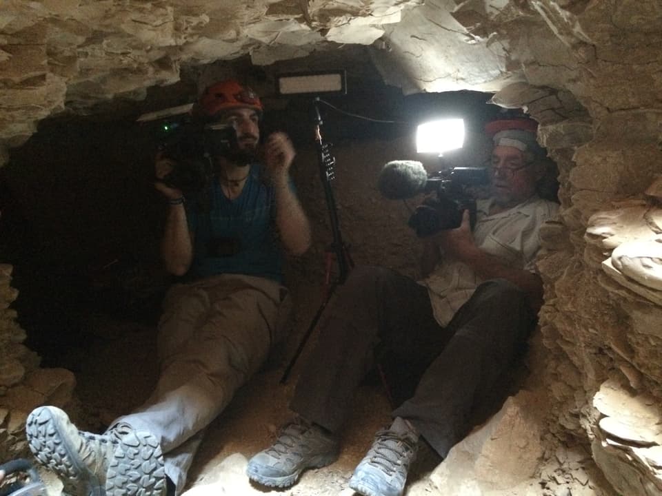 Kamermann und Produzent sitzen in der Höhle.