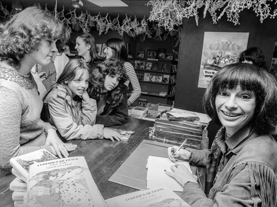 Federica de Cesco signiert im Jahr 1980 in einer Buchhandlung in Zürich ihr Erfolgsbuch «Der rote Seidenschal»