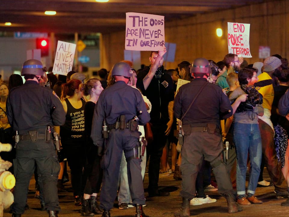 Polizisten-Kette blockiert Demonstranten.