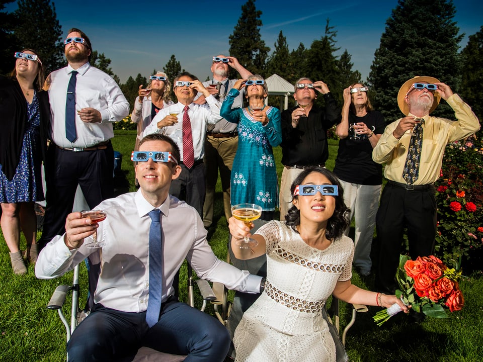 Hochzeitsgesellschaft, Braut und Bräutigam mit Brillen und Champagnerglas.