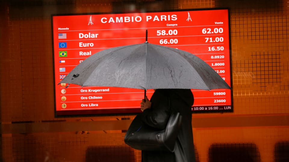Frau mit Regenschirm in Argentinien