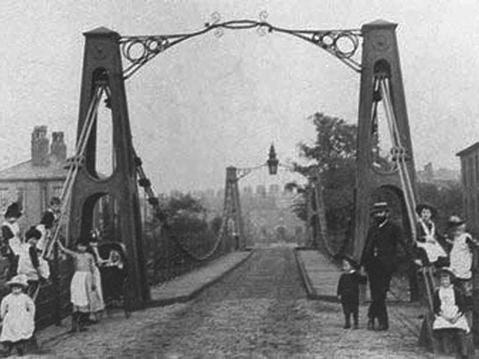 Eine historische Schwarzweiss-Aufnahme der Broughton Suspension Bridge in der Region Manchester, die am 12. April 1831 einstürzte.