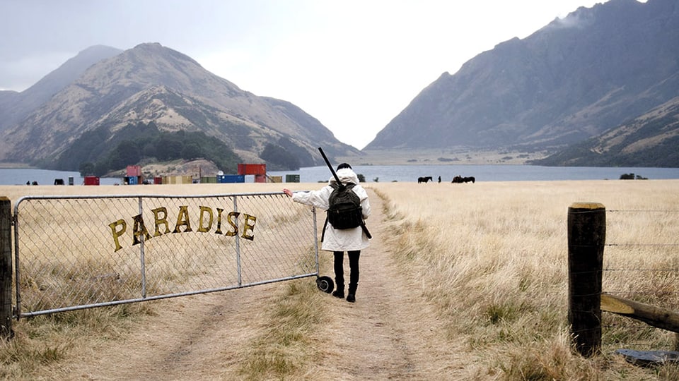 Tui (Jacqueline Joe) tritt ins Neuseeländische Paradise ein – die Bilder sind wie gemacht für die Kinoleinwand.
