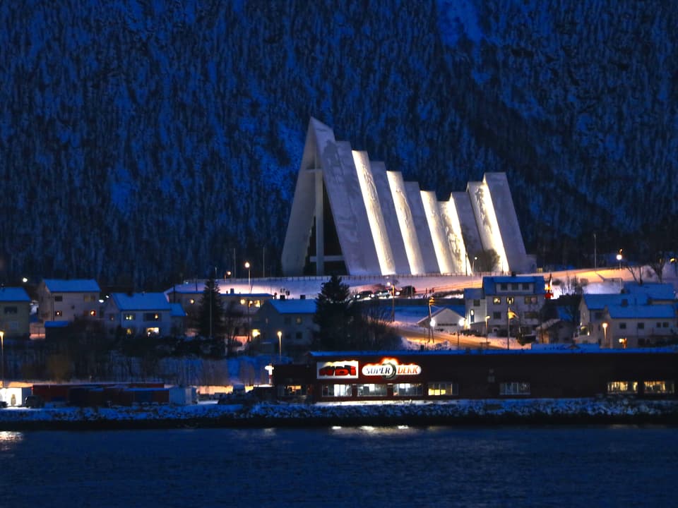 Die Eismeerkathedrale in Tromsö beim Eindunkeln, notabene um 14.00 Uhr.