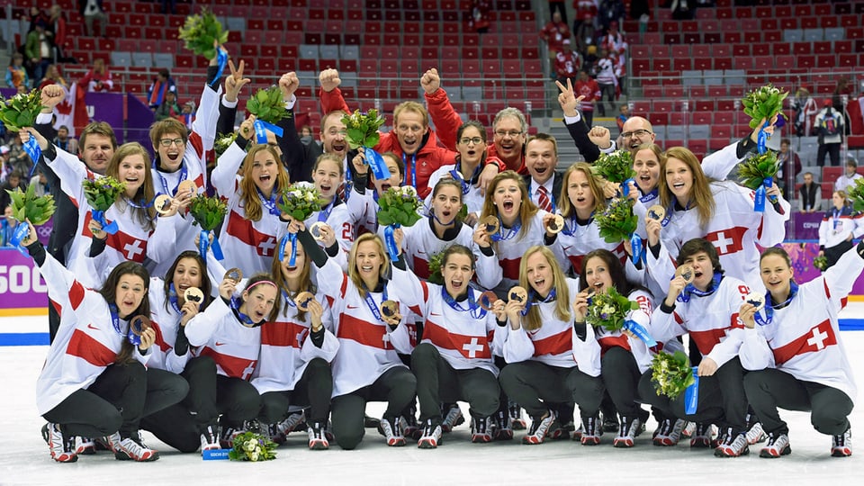 Schweizer Eishockey-Team der Frauen posiert für Medaillenfoto.