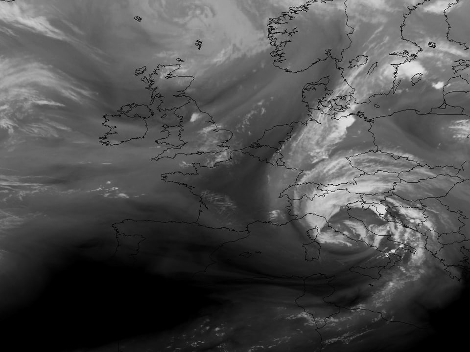 Ein Wolkenwirbel über Italien, dunkle Flächen über Frankreich.